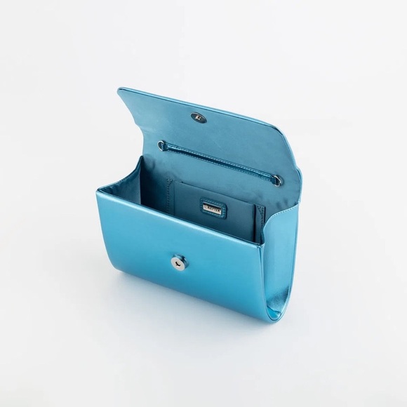 Clutch bag from the Lisa V2 line by Carpisa in solid color metallic material. - Picture 1 of 3